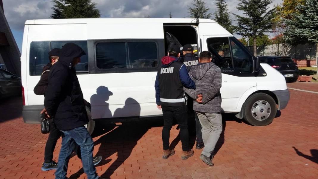 Görevli gibi giyinip sokağı kazdılar: Çıkanlar hayrete düşürdü! Borulara zarar verince gerçek ortaya çıktı 20